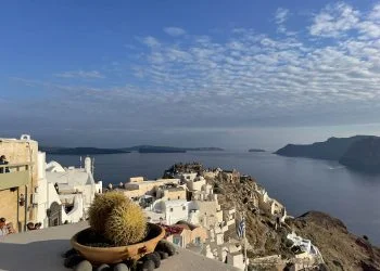 Μυσταγωγία Πάσχα στο λευκό και το γαλάζιο Σαντορίνη 1 rimj6lo1qt5dkymor8n7d3regflvs9zm94h0mo1nic.webp